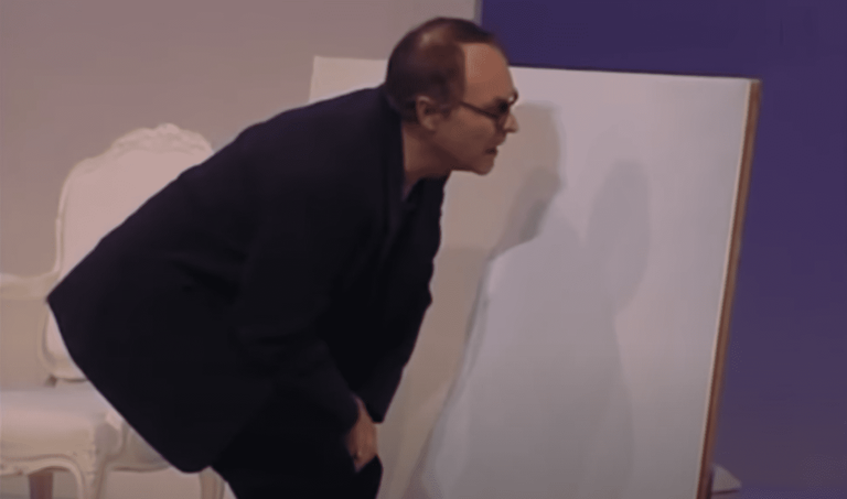 Cette photographie saisissante présente une scène emblématique de la pièce de théâtre "Art" de Yasmina Reza. Les trois acteurs pri